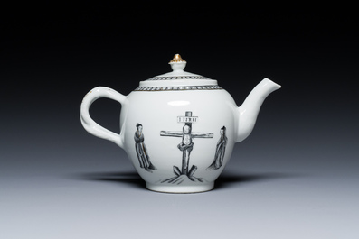 Th&eacute;i&egrave;re couverte en porcelaine de Chine &agrave; d&eacute;cor de la 'Crucifixion' en grisaille, Qianlong