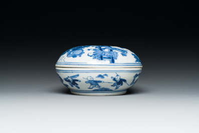 Een Chinese blauw-witte dekseldoos, Qianlong merk, 19e eeuw