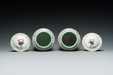 Paire de vases couverts en porcelaine de Chine famille rose &agrave; d&eacute;cor floral, marque de Jiaqing, R&eacute;publique