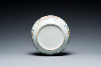 Een Chinese famille rose 'Pompadour' kom, Qianlong, ca. 1745