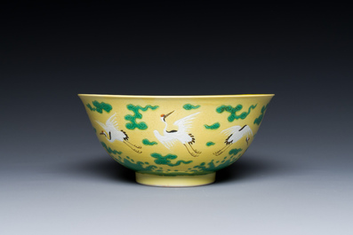 Een Chinese kom met kraanvogels op een gele fondkleur, Yongzheng merk en mogelijk periode