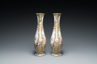 Paire de vases de forme bouteille en porcelaine de Chine famille rose &agrave; sujet mandarin, Qianlong