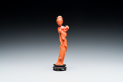 Twee Chinese bloedkoralen sculpturen van een dame met een waaier en van een dame met een bloem, 19/20e eeuw