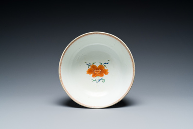 Een Chinese famille rose 'Pompadour' kom, Qianlong, ca. 1745