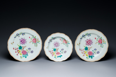 Five Chinese blue, white and famille rose dishes, Kangxi/Qianlong