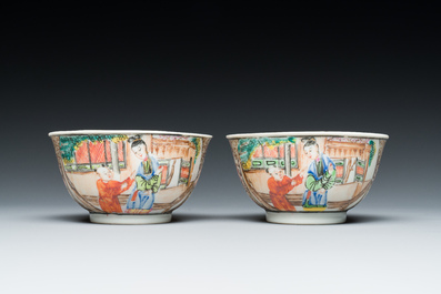 Een paar Chinese famille rose koppen en schotels met mandarijns decor, Qianlong