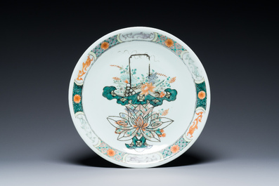 Trois vases et un plat en porcelaine de Chine famille rose et verte, 19&egrave;me