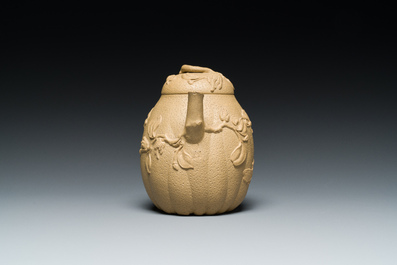 Th&eacute;i&egrave;re couverte en gr&egrave;s de Yixing &agrave; d&eacute;cor d'&eacute;cureuils et papillons, marque en creux de Chen Janyin 陳建寅, Kangxi