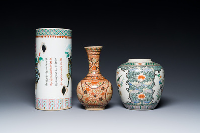 Trois vases et un plat en porcelaine de Chine famille rose et verte, 19&egrave;me