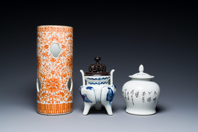 Een diverse collectie Chinees blauw-wit, ijzerrood en famille rose porselein, 19/20e eeuw