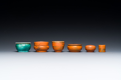 35 Chinese famille rose, verte, monochrome and qianjiang cai boxes and covers, 19/20th C.