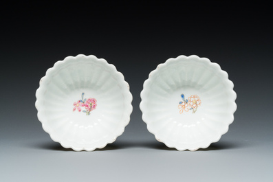 Een paar Chinese famille rose chrysantvormige koppen en schotels, Yongzheng