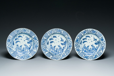 Une paire de plats et six assiettes en porcelaine de Chine en bleu et blanc, Kangxi/Qianlong