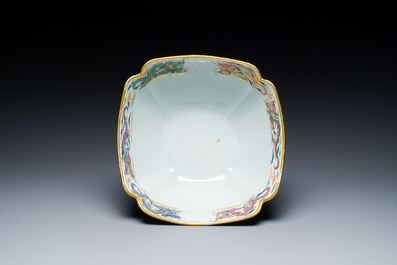 Twee fraaie Chinese gemonogrammeerde Canton famille rose dekselterrines en een kom, midden 19e eeuw