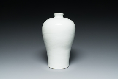 Een Chinese monochrome wit geglazuurde 'meiping' vaas met anhua drakendecor, 19e eeuw