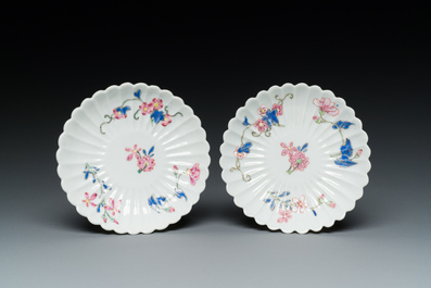 Een paar Chinese famille rose chrysantvormige koppen en schotels, Yongzheng