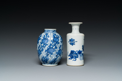 Twee Chinese blauw-witte vaasjes, Kangxi