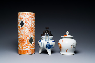 Een diverse collectie Chinees blauw-wit, ijzerrood en famille rose porselein, 19/20e eeuw