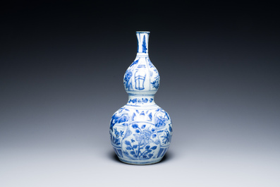 Een Chinese blauw-witte kraakporseleinen kalebasvaas, Wanli