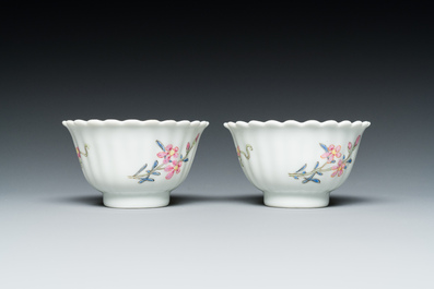 Een paar Chinese famille rose chrysantvormige koppen en schotels, Yongzheng