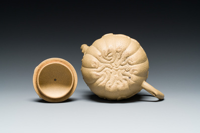 Th&eacute;i&egrave;re couverte en gr&egrave;s de Yixing &agrave; d&eacute;cor d'&eacute;cureuils et papillons, marque en creux de Chen Janyin 陳建寅, Kangxi