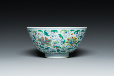 Een Chinese doucai kom met floraal decor, Yongzheng merk, 19/20e eeuw
