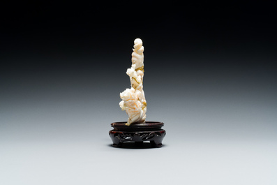 Trois sculptures en corail, Chine, 19/20&egrave;me