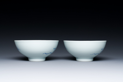 Paire de bols en porcelaine de Chine en bleu et blanc &agrave; d&eacute;cor de ph&eacute;nix, marque et &eacute;poque de Yongzheng