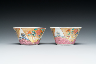 Een paar Chinese famille rose koppen en schotels met hanen, Yongzheng