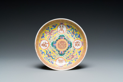 Une collection vari&eacute;e en porcelaine de Chine &agrave; fond jaune, 19/20&egrave;me