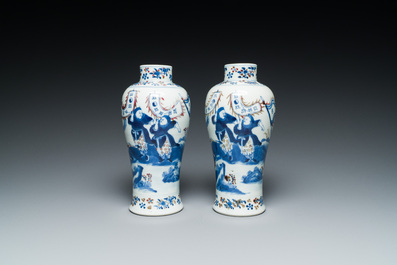 Paire de vases en porcelaine de Chine en bleu, blanc et rouge de cuivre, marque de Kangxi, 19&egrave;me