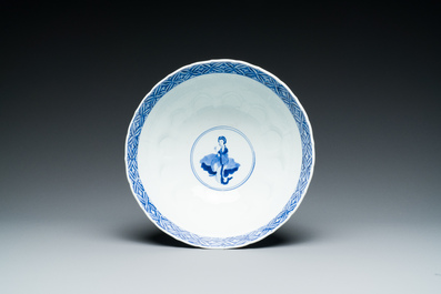 Bol en porcelaine de Chine en bleu et blanc &agrave; d&eacute;cor de lettr&eacute;es et de gar&ccedil;ons jouant, marque 'Qi Yu Bao Ding Zhi Zhen', Kangxi