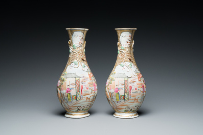 Paire de vases de forme bouteille en porcelaine de Chine famille rose &agrave; sujet mandarin, Qianlong