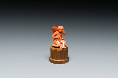 Sculpture d'un ch&eacute;rubin en corail rouge, Trapani, Italie, 19&egrave;me