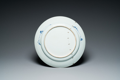 Drie Chinese blauw-witte anhua schotels met landschapsmedaillons, Yongzheng