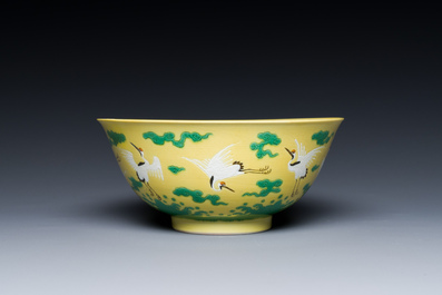 Een Chinese kom met kraanvogels op een gele fondkleur, Yongzheng merk en mogelijk periode
