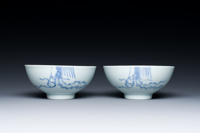 Paire de bols en porcelaine de Chine en bleu et blanc &agrave; d&eacute;cor de ph&eacute;nix, marque et &eacute;poque de Yongzheng