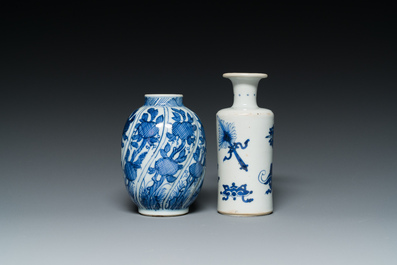 Twee Chinese blauw-witte vaasjes, Kangxi