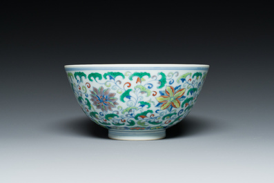 Een Chinese doucai kom met floraal decor, Yongzheng merk, 19/20e eeuw