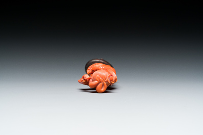 Een Chinese bloedkoralen sculptuur van een dame met een fruitmand, 19/20e eeuw