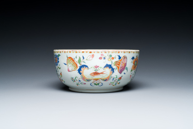 Een Chinese famille rose 'Pompadour' kom, Qianlong, ca. 1745