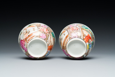 Een paar Chinese famille rose koppen en schotels met mandarijns decor, Qianlong
