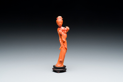 Twee Chinese bloedkoralen sculpturen van een dame met een waaier en van een dame met een bloem, 19/20e eeuw