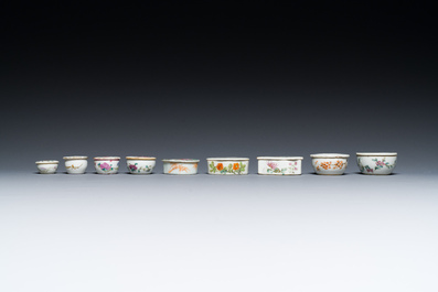 35 Chinese famille rose, verte, monochrome and qianjiang cai boxes and covers, 19/20th C.