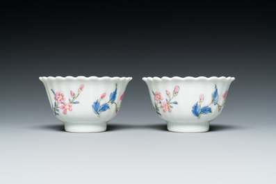 Een paar Chinese famille rose chrysantvormige koppen en schotels, Yongzheng