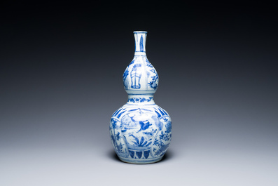 Een Chinese blauw-witte kraakporseleinen kalebasvaas, Wanli