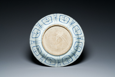 Important plat en porcelaine de Chine en bleu et blanc de type kraak, Wanli