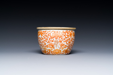 Een diverse collectie Chinees blauw-wit, ijzerrood en famille rose porselein, 19/20e eeuw