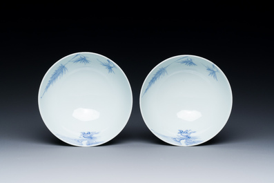 Paire de bols en porcelaine de Chine en bleu et blanc &agrave; d&eacute;cor de ph&eacute;nix, marque et &eacute;poque de Yongzheng