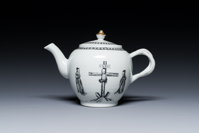 Th&eacute;i&egrave;re couverte en porcelaine de Chine &agrave; d&eacute;cor de la 'Crucifixion' en grisaille, Qianlong